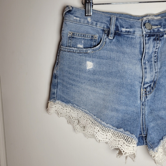 Free People Crochet Trim Denim Shorts Size 29 | Boho Summer Beachwear - Picture 4 of 10